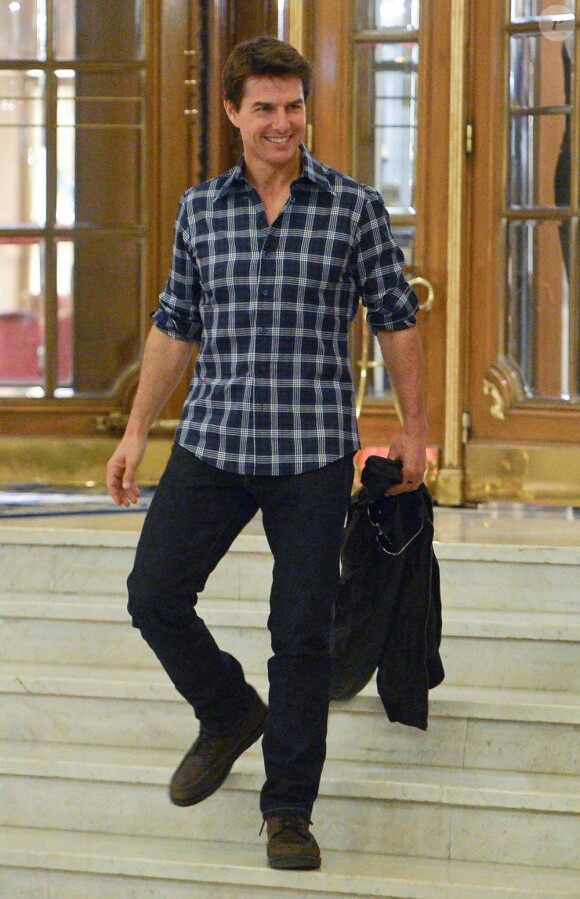 Tom Cruise sort de l'hôtel pour aller assister à un show de tango à San Telmo, Buenos Aires, le 25 mars 2013.