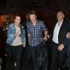 Tom Cruise au côté d'une journaliste, arrive à Buenos Aires, le 25 mars 2013 pour assurer la promo de son dernier film, Oblivion.