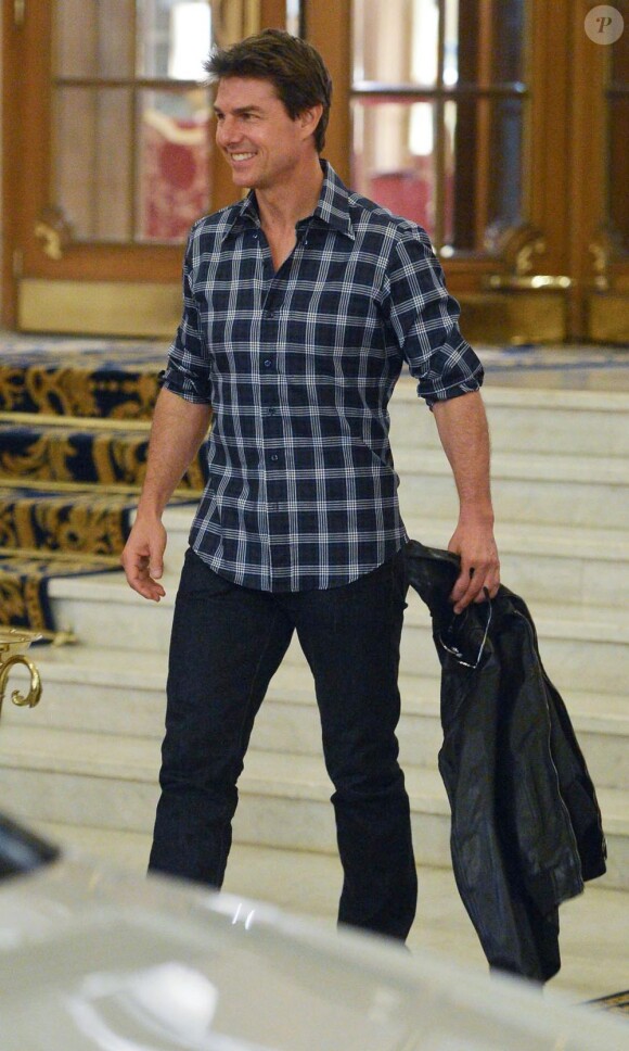 Tom Cruise descend son hôtel à Buenos Aires, le 25 mars 2013.