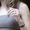 Angelina Jolie laisse voir sa bague de fiançailles à la sortie de l'hôtel Roosevelt à Los Angeles, le 16 avril 2012.