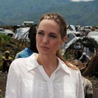 Angelina Jolie en Afrique, sans son impressionnante bague de fiançailles