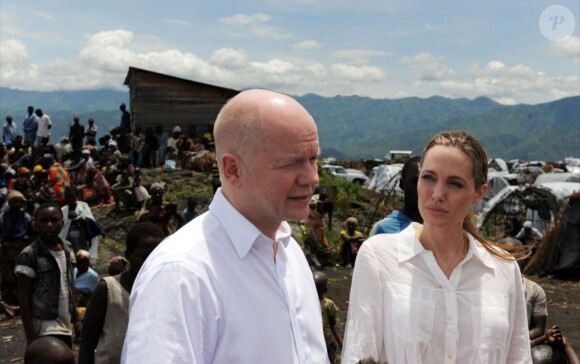 Angelina Jolie et William Hague (ministre britannique des Affaires étrangères) visitant le camp Nzolo en République démocratique du Congo le 26 mars 2013