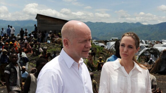Angelina Jolie en Afrique, sans son impressionnante bague de fiançailles