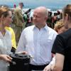 Angelina Jolie et William Hague (ministre britannique des Affaires étrangères) visitant le camp Nzolo en République démocratique du Congo le 26 mars 2013