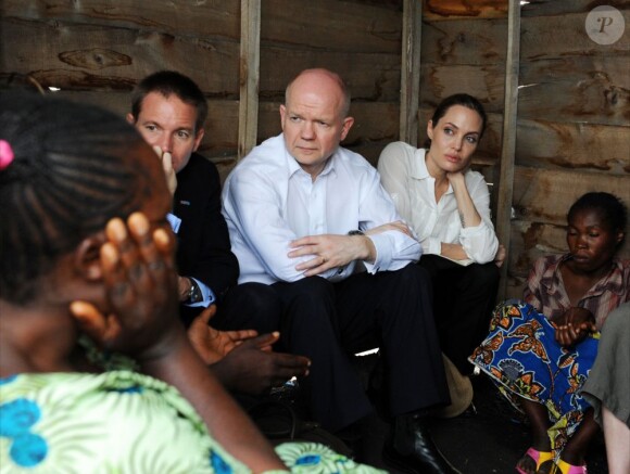 Angelina Jolie et l'homme politique William Hague (ministre britannique des Affaires étrangères) visitant le camp Nzolo en République démocratique du Congo le 26 mars 2013