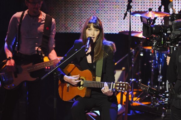 Carla Bruni sur la scène des Echo Music Awards à Berlin, le 21 mars 2013.