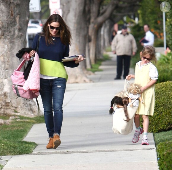Jennifer Garner et sa fille Violet dans les rues de Los Angeles, le 26 mars 2013.