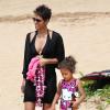 Olivier Martinez, Halle Berry et sa fille Nahla se détendent sur une plage d'Hawaï, le 26 mars 2013.
