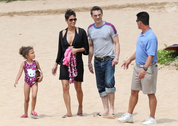 L'acteur Olivier Martinez, Halle Berry et sa fille Nahla se détendent sur une plage d'Hawaï, le 26 mars 2013.