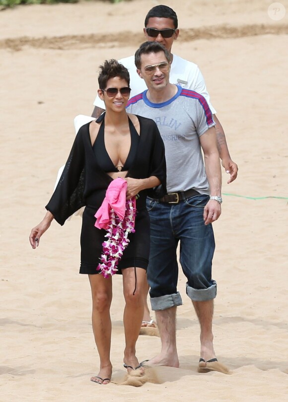 Olivier Martinez, l'actrice Halle Berry et sa fille Nahla se détendent sur une plage d'Hawaï, le 26 mars 2013.