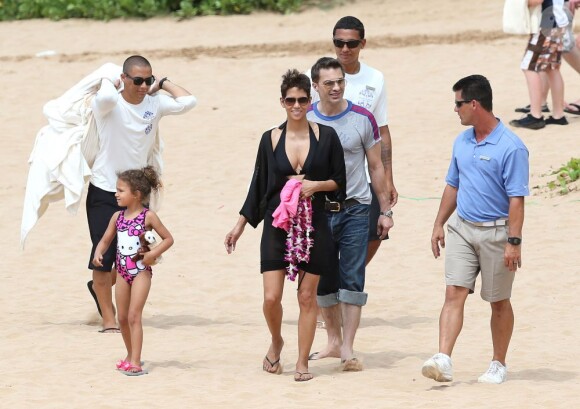 Olivier Martinez, sa fiancée Halle Berry et sa fille Nahla se détendent sur une plage d'Hawaï, le 26 mars 2013.