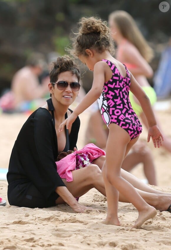 Olivier Martinez, Halle Berry et son adorable fille Nahla se détendent sur une plage d'Hawaï, le 26 mars 2013.