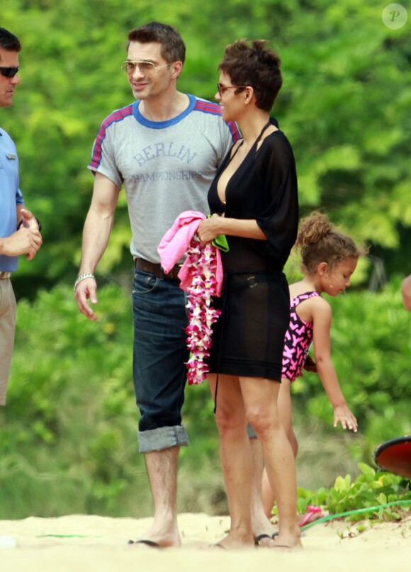 Olivier Martinez, Halle Berry et Nahla se détendent sur une plage d'Hawaï, le 26 mars 2013.