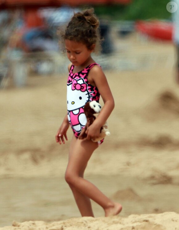 Olivier Martinez, Halle Berry et sa fille Nahla sur une plage d'Hawaï, le 26 mars 2013.