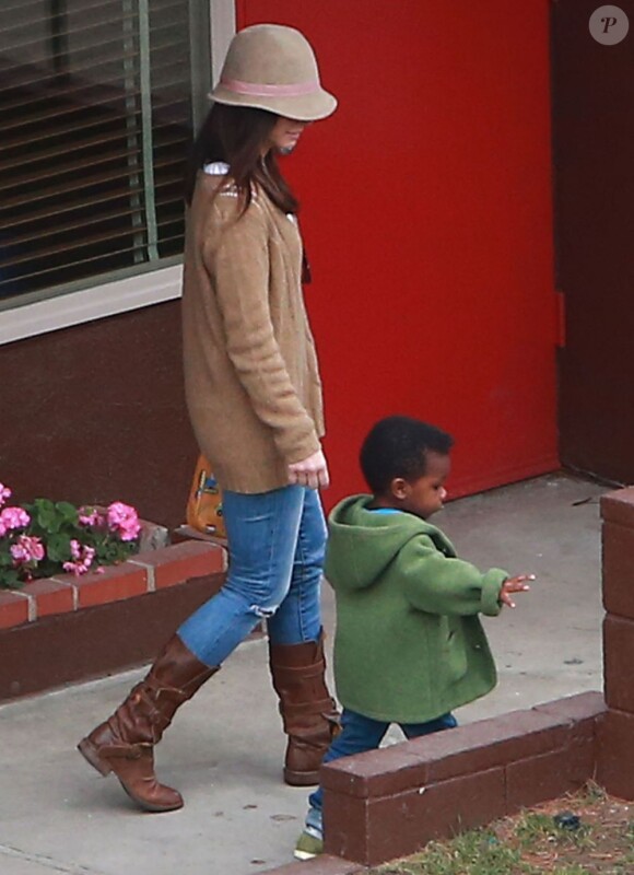 Exclusif - Sandra Bullock va chercher son fils Louis à l'école à Los Angeles, le 20 février 2013.