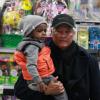 Sandra Bullock et son fils Louis en virée shopping à New York le 5 mars 2013.