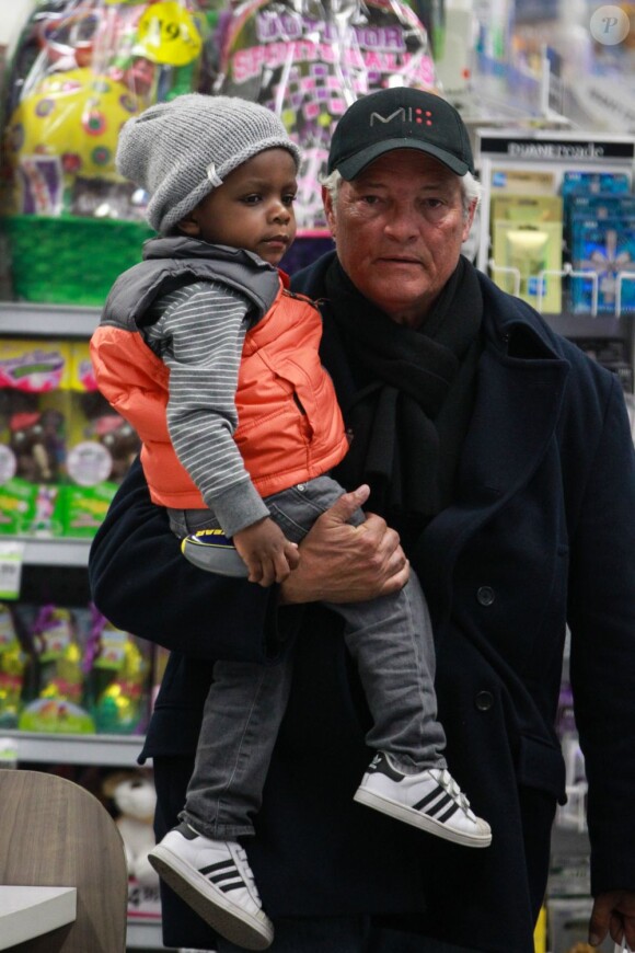 Sandra Bullock et son fils Louis en virée shopping à New York le 5 mars 2013.