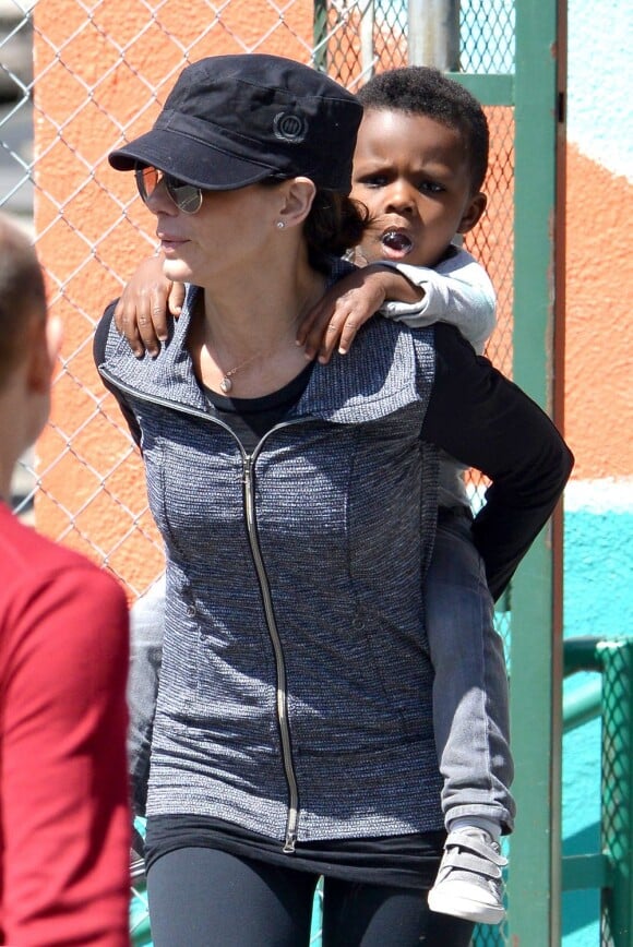 Sandra Bullock et son fils Louis à la sortie de l'école à Los Angeles, le 26 mars 2013.