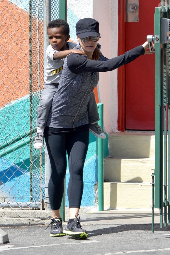 L'actrice Sandra Bullock et son fils Louis à la sortie de l'école à Los Angeles, le 26 mars 2013.