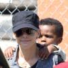Sandra Bullock, très souriante, et son fils Louis à la sortie de l'école à Los Angeles, le 26 mars 2013.