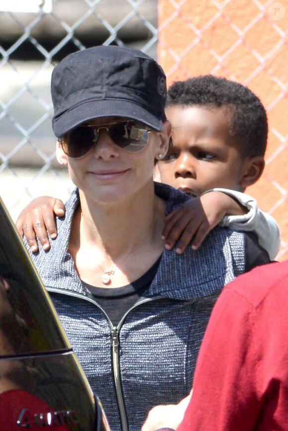 Sandra Bullock, très souriante, et son fils Louis à la sortie de l'école à Los Angeles, le 26 mars 2013.