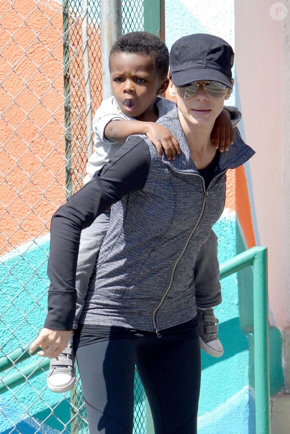 La jolie Sandra Bullock et son fils Louis à la sortie de l'école à Los Angeles, le 26 mars 2013.