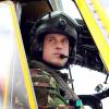 Le prince William en mars 2011 à la base d'Anglesey, présentant ses activités à son père le prince Charles