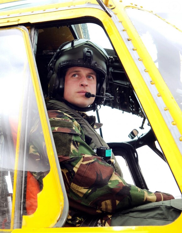 Le prince William en mars 2011 à la base d'Anglesey, présentant ses activités à son père le prince Charles
