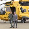 Le prince William en mars 2011 à la base d'Anglesey, présentant ses activités à son père le prince Charles