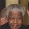 Nelson Mandela à la sortie du Dorchester Hotel avant de se rendre au concert en son honneur pour ses 90 ans, à Londres le 27 juin 2008.