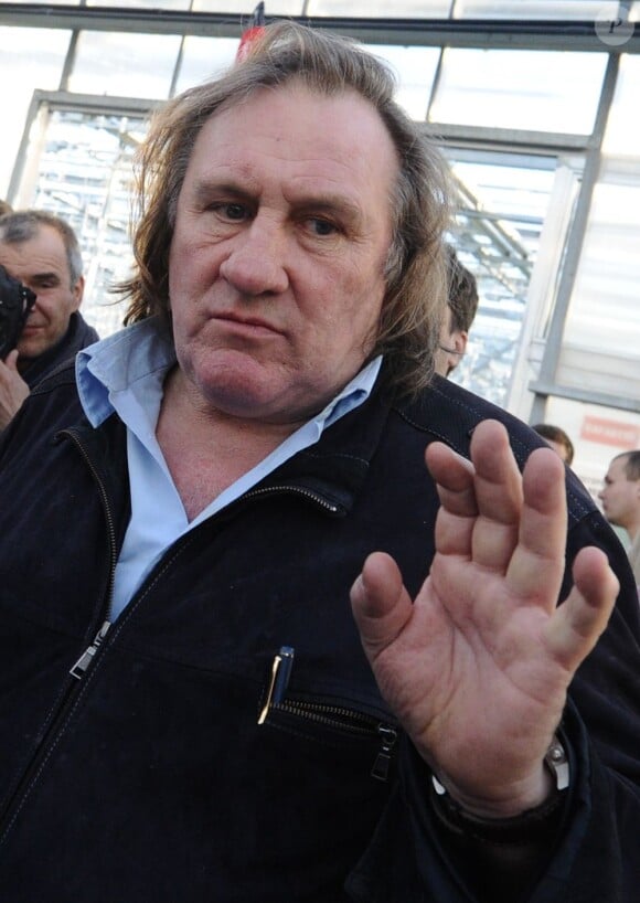L'acteur Gérard Depardieu rencontre les commerçants de son quartier à Saransk en Russie lors d'une visite d'un complexe agricole, le 24 février 2013.