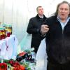 Gérard Depardieu est à la rencontre les commerçants de son quartier à Saransk en Russie lors d'une visite d'un complexe agricole, le 24 février 2013.