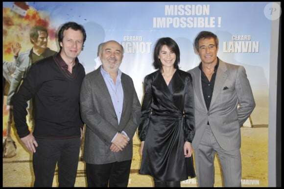 Le réalisateur Frédéric Auburtin entouré de Gérard Jugnot, Valérie Kaprisky et Gérard Lanvin à l'avant-première de son films Envoyés très spéciaux, à Paris, le 20 janvier 2009.
