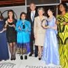Jean-Paul Agon (PDG de L'Oréal), Irina Bokova (DG de l'UNESCO) et les lauréates 2013 des Prix L'Oréal-Unesco remis à la Sorbonne à Paris, le 28 mars 2013. 