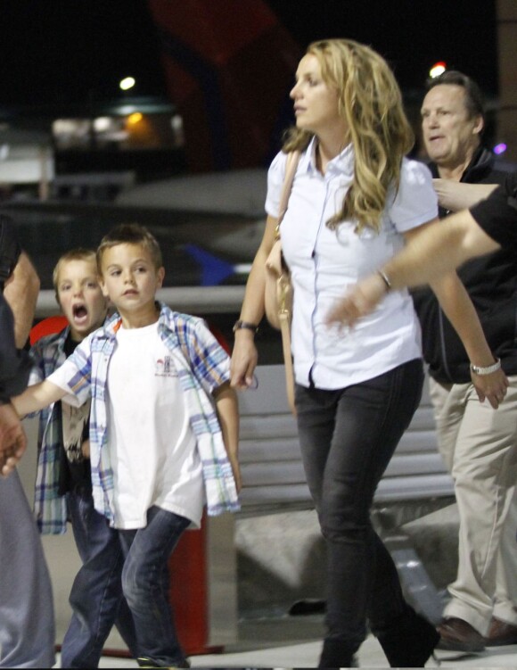 Britney Spears arrive à la Nouvelle-Orléans accompagnée de ses enfants Sean et Jayden Federline, le 28 mars 2013.