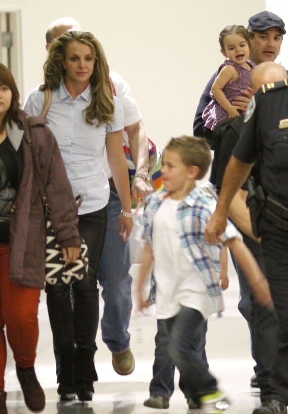 Britney Spears arrive à la Nouvelle-Orléans avec ses enfants Sean et Jayden Federline, le 28 mars 2013.