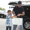 Jamie Spears, le père de Britney Spears à l'aéroport de Los Angeles avec Sean Preston, le fils aîné de la chanteuse, le 28 mars 2013.