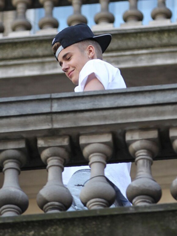 Justin Bieber au balcon de son hôtel à Londres après son concert à l'O2 Arena, le 5 mars 2013.