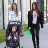 Jessica Alba profite d'une belle après-midi pour se rendre avec une amie et ses deux filles Honor et Haven au restaurant Le Pain Quotidien à Los Angeles. Le 30 mars 2013.