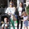 Jessica Alba accompagnée d'une amie et ses deux filles Honor et Haven, se rend au restaurant Le Pain Quotidien à Los Angeles. Le 30 mars 2013.