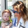 Jessica Alba et sa fille Haven profitent d'une belle journée pour se rendre au restaurant Le Pain Quotidien à Los Angeles. Le 30 mars 2013.