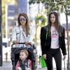 Jessica Alba profite d'une belle après-midi pour se rendre avec une amie et ses deux filles Honor et Haven au restaurant Le Pain Quotidien à Los Angeles. Le 30 mars 2013.