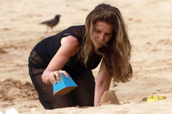 Maria Shriver fait des châteaux de sable sur une plage à Hawaii, le 29 mars 2013.