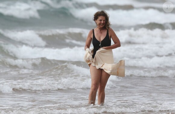 Maria Shriver sur une plage d'Hawaii où elle passe des vacances en famille, le 29 mars 2013.