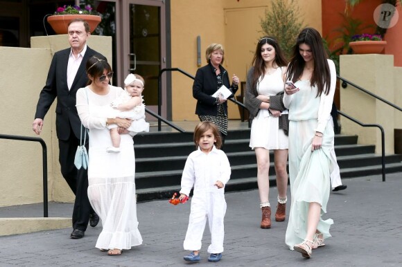 Kourtney Kardashian, ses deux enfants Penelope et Mason et ses deux demi-soeurs Kendall et Kylie quittent la California Community Church après la messe de Pâques. Agoura Hills, le 31 mars 2013.