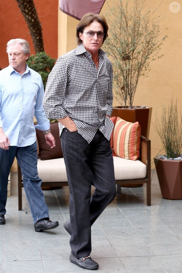 Bruce Jenner, beau-père de la famille Kardashian, se rend à la California Community Church. Agoura Hills, le 31 mars 2013.
