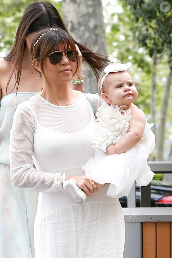 Kourtney Kardashian et son adorable fille Penelope se rendent en famille à la California Community Church. Agoura Hills, le 31 mars 2013.