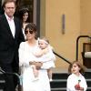 Kourtney Kardashian et ses deux enfants Penelope et Mason, tout de blanc vêtus, quittent la California Community Church après la messe de Pâques. Agoura Hills, le 31 mars 2013.