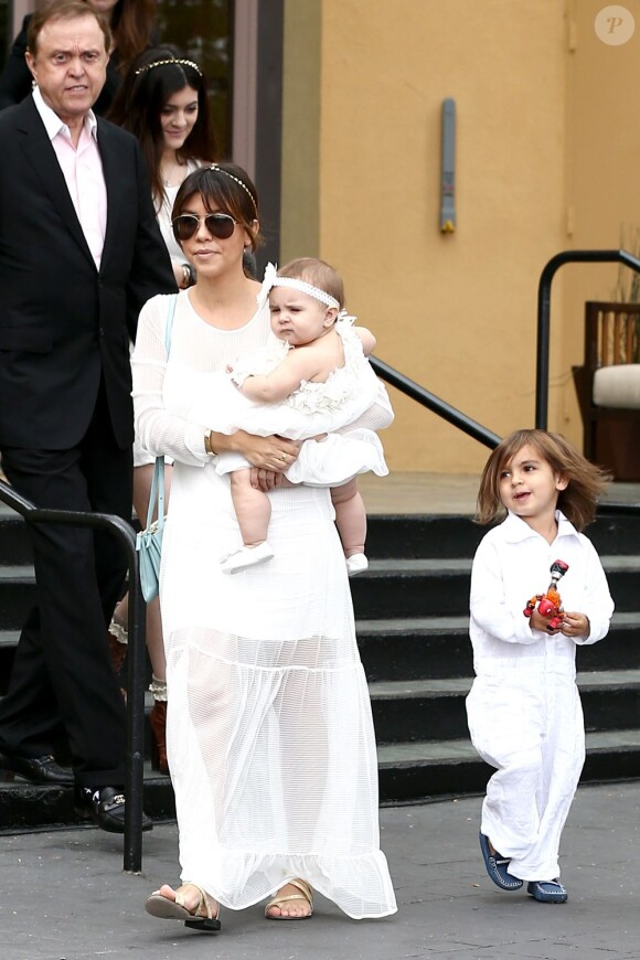 Kourtney Kardashian et ses deux enfants Penelope et Mason, tout de blanc vêtus, quittent la California Community Church après la messe de Pâques. Agoura Hills, le 31 mars 2013.