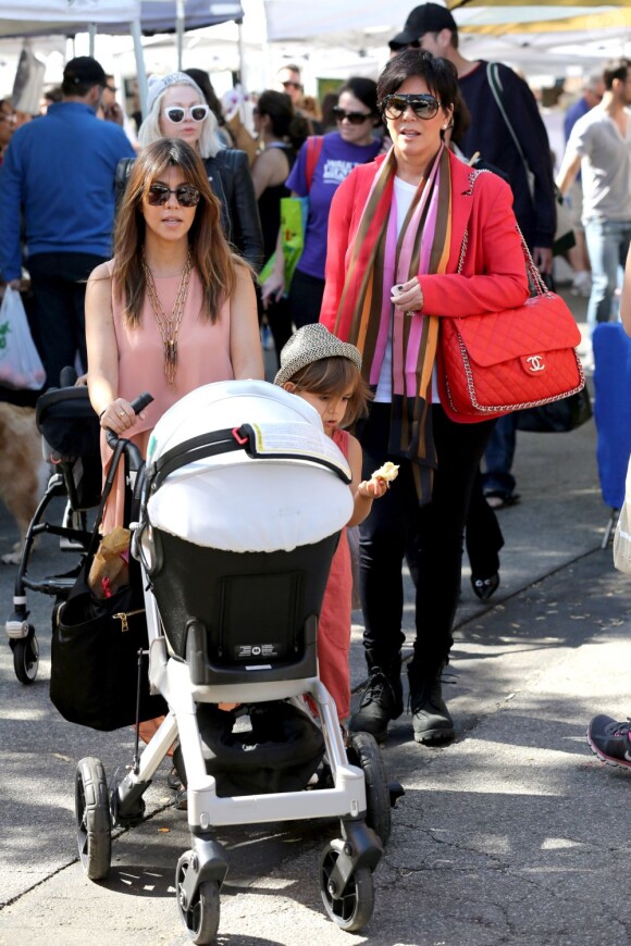Kourtney Kardashian, sa mère Kris Jenner et ses deux enfants Mason et Penelope passent l'après-midi à Calabasas Farmer's Market. Calabasas, le 30 mars 2013.